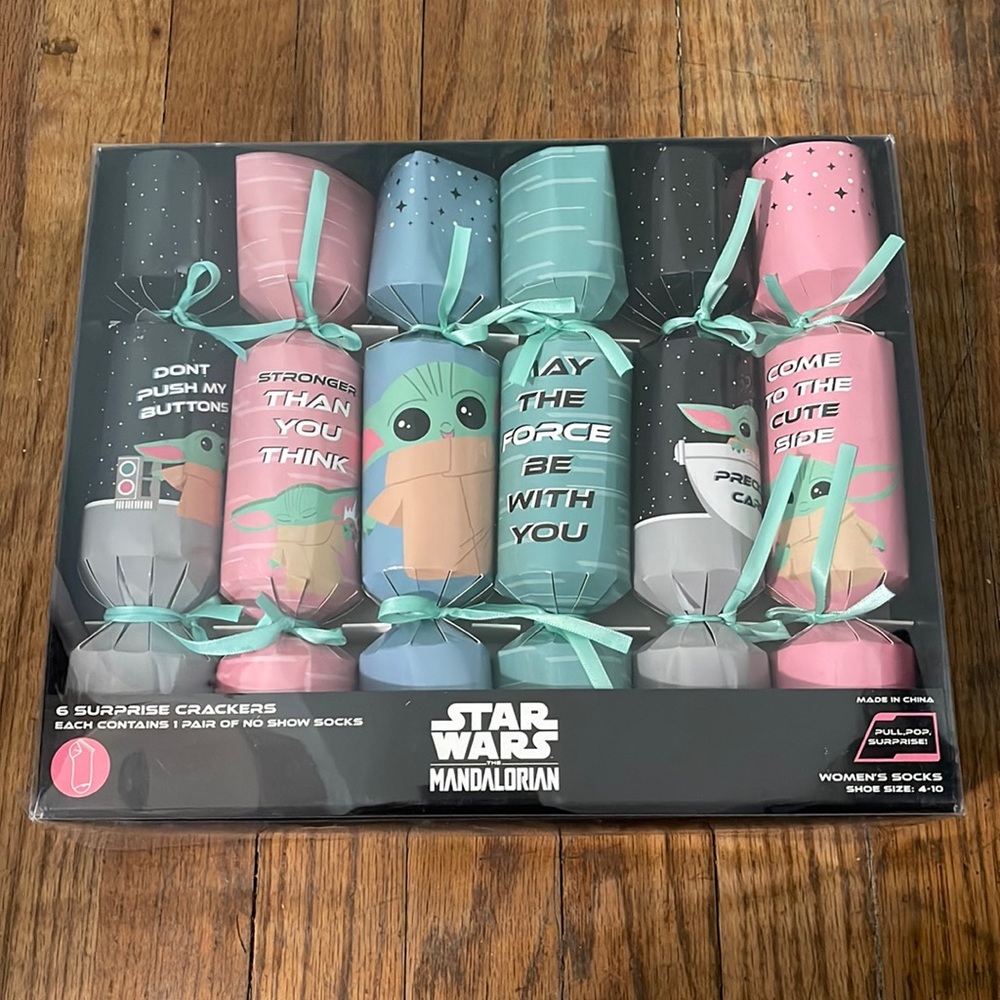 Star Wars 6 surprise crackers. Each contains 1 pair of no show socks.